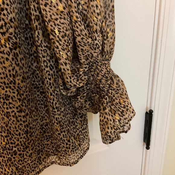 Beautiful ladies v neck long sleeve blouse.  Like new!  Vince Camuto size large - Picture 3 of 9